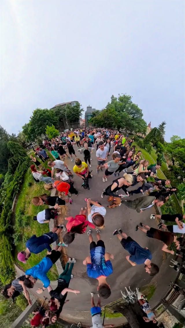 Am pornit de la o idee simplă, poate vine lume, poate nu,  nici nu contează, hai s-o facem! 117 sâmbete consecutive alergate mai târziu… ăștia suntem sau mai bine spus, ăștia sunteți! ❤️ 

Rali&Vlad aka Mamccino&Papaccino suntem recunoscători pentru tot ce înseamnă RUNUCCINO! 🤗 

Ne vedem sâmbătă. 🥳 

#runuccino #run #community