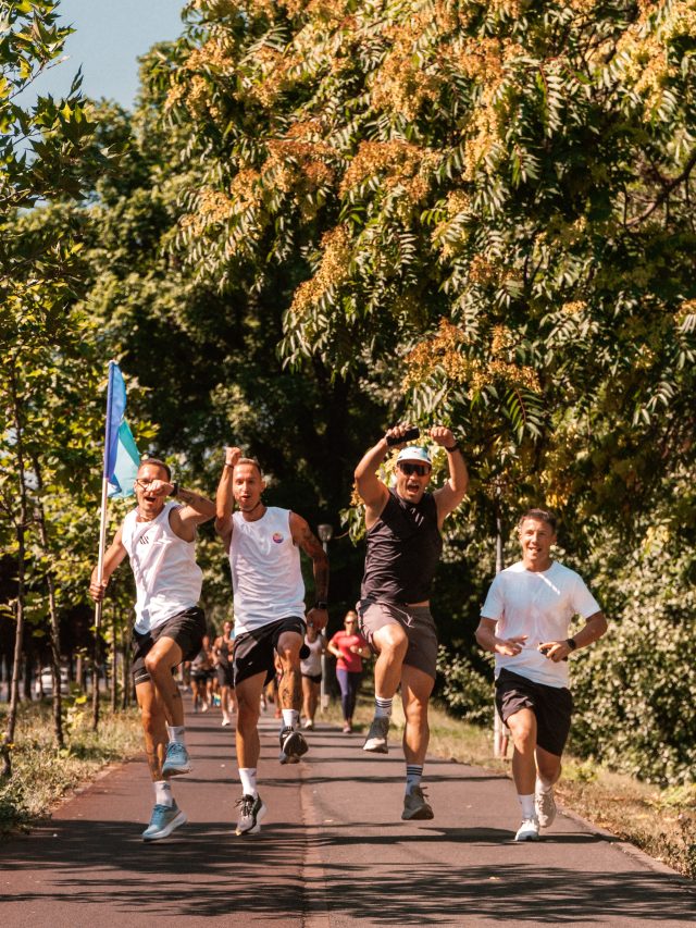 E greu de descris în cuvinte cum e la o tură de Runuccino și imposibil atunci când avem after run party by @codrufestival, @garminromania în vizită și suntem și la @mimosa.ro. ❤️

Credem în oameni, credem că toată magia e făcută de toți cei ce vin la ture, iar când vedem pozicile, retrăim momentele frumoase petrecute împreună! 🫶 

@_shootsbyb nu a făcut poze, ea a transmis o emoție prin obiectivul ei, iar noi am scăpat de încercarea de a vă spune cum a fost la ultima tură, pentru că nu am fi reușit la fel de bine ca ea! Mega mulțumiri! 🙏 

#runuccino #run #community #beautifulpeople
