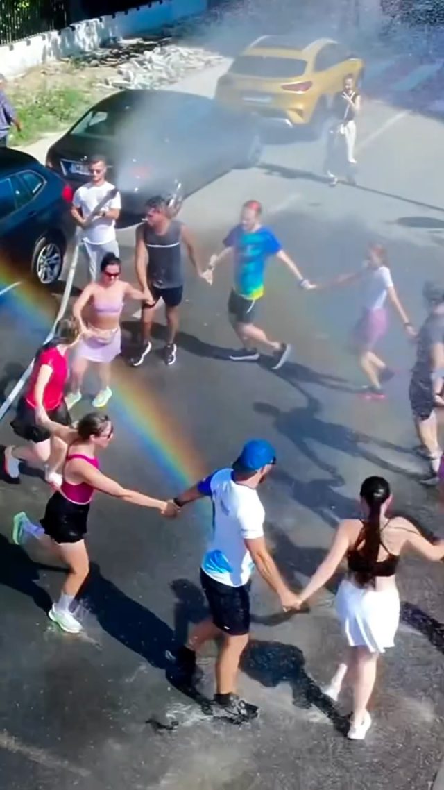 Au trecut doar câteva zile de când am mers în vizită la Nord One Cartierul Vienez dar nouă ne e dor, vouă? ❤️ 

Dimineți de weekend frumoase, începute cu alergare, continuate cu povești și transformate în amintiri, asta e ceea ce facem! 🫶 

Nu a fost niciodata doar despre alergare, ea e doar motivul ce ne scoate din casă, apoi oamenii, evenimentele, energia, ne unesc tot și tot mai mult! 🥹 

Și cum să nu avem amintiri frumoase după așa o tură? Când am fost într-un cartier ce începe să fie tot mai aproape de comunitate, @kameliaofficial a cântat atât de frumos, am dansat, ne-am bucurat și am zâmbit non stop! Da, e de poveste! ❤️ 

Mulțumim tuturor! 🙏 

📍 - @nord.one 
🎤 - @kameliaofficial 
🎉 - @prbeta_agency 

#runuccino #run #city #community