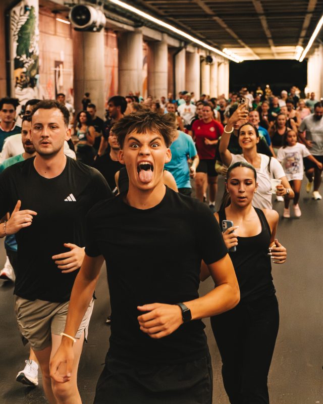 Dacă tot e weekend de @codrufestival, ne-am amintit de tura asta. 🚀 

Când oameni pasionați de sport se întâlnesc cu cei pasionați de muzică iese un Running Rave de peste 500 de persoane și o seară pe care nu o să o uităm niciodată! 💚 

Colegi de la @codrufestival vă 🤗 și să fie cel mai cel festival! 🔥 

@_shootsbyb mulțumim din suflet pentru poze și că faci parte din proiectele noastre! 🤗 

#runuccino #run #community #music
