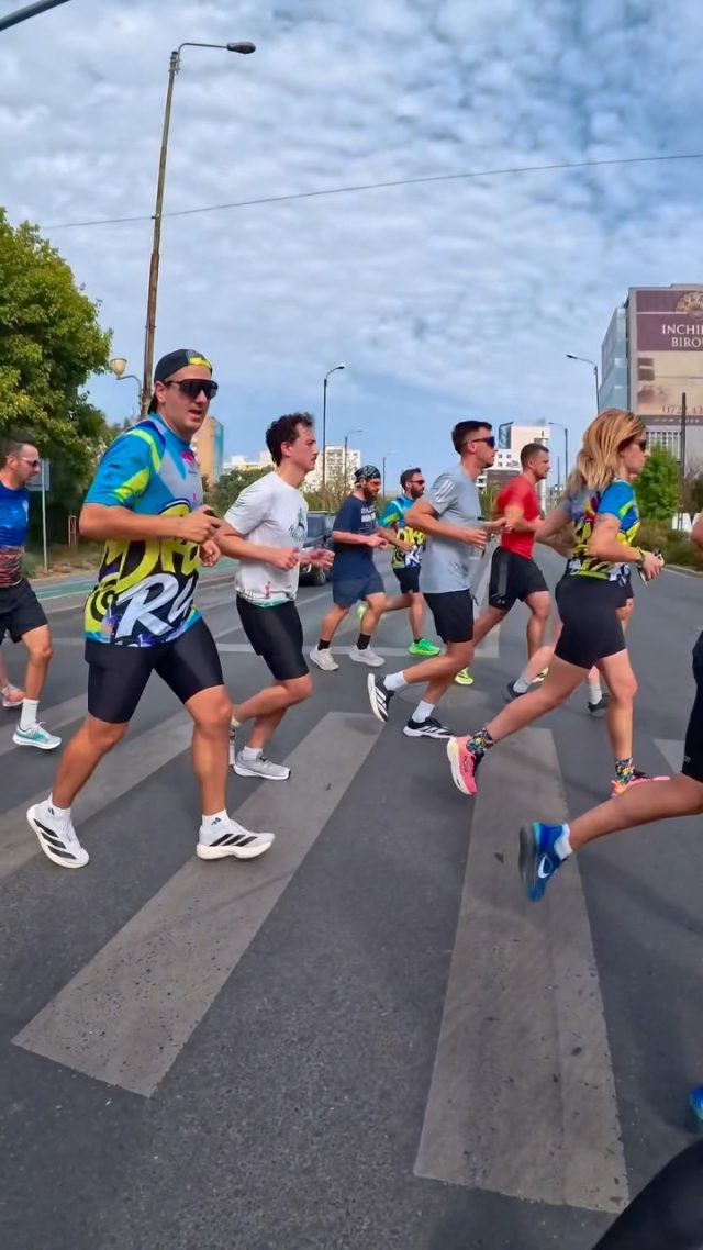 Ce bine a început weekendul! 🍾 

Am fost în vizită la cei mai buni prieteni ai comunității, @sportgururo, din @iuliustowntimisoara. Am făcut încălzirea pentru @dreamrun.ro, am stat la povești, am băut cafeluță de la @brickbybrick.tm. 💜 

Ne-am amintit de Runuccino Tour, ce a început chiar în acest magazin, dar parcă suntem tot în turneu de ohoo. 😅

Mulțumim dragilor pentru prezență, @sportgururo pentru susținere, @brickbybrick.tm pentru cafea. 🫶 

Nu uitați, în 5 septembrie, ne vedem la @dreamrun.ro iar înscrierile se opresc la final de weekend! 🤗 

Să aveți un weekend perfect! ❤️

#runuccino #run #community
