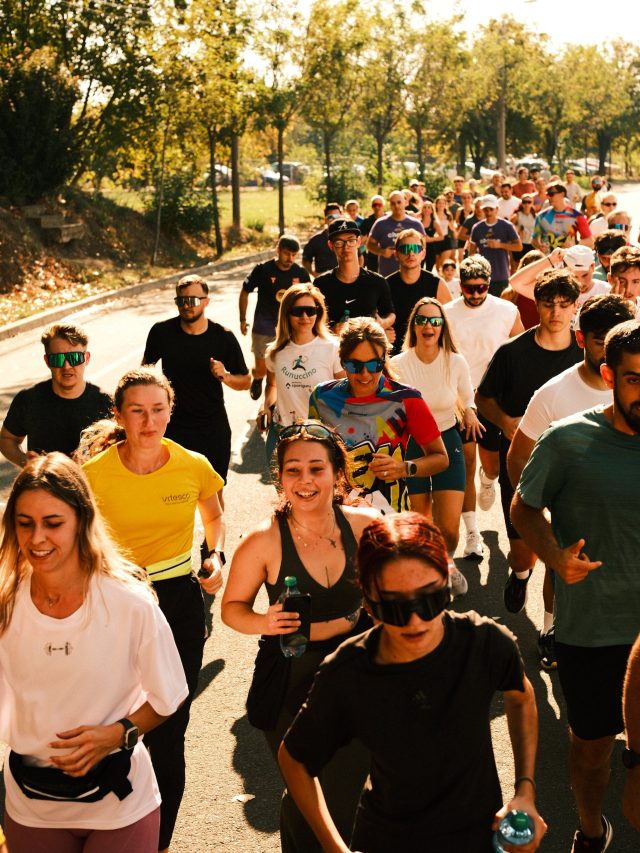 🔥 Runuccino X @chargefestival 🔥

 A fost o tură frumoasă, plină de energie și voie bună. Am alergat, am cântat, am dansat, dar cel mai important e că am fost împreună. 🤗 

Am cunoscut oameni pasionați de mașini, piloți profesioniști, jucători de baschet, fotbal, dar nu a contat ramura sportivă, cu toții am alergat pentru a susține mișcare. 🫶 

📸 - @selegabii 🫶 

#runuccino #community #sport