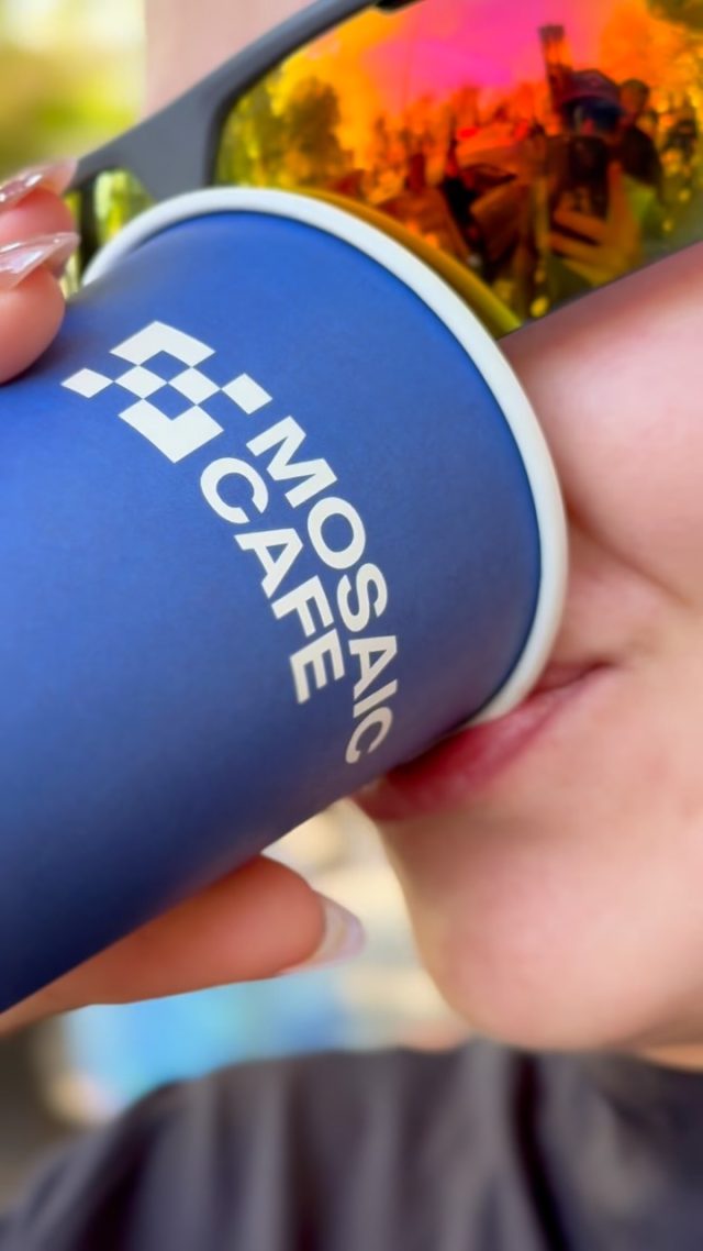 O dimineață de toamnă perfectă. ❤️ 

 Am venit să vedem ce mai face căsuța noastră @mosaic.coffeeshop. Aici venim să ne încărcăm bateriile, să ne încărcăm cu tot vibeul bun și să ne amintim de cei ce au fost lângă noi de la prima tură. 💙 

Alergat, povești, cafeluță, așa a început weekendul perfect pentru noi! 🫶 

#runuccino #community #coffee